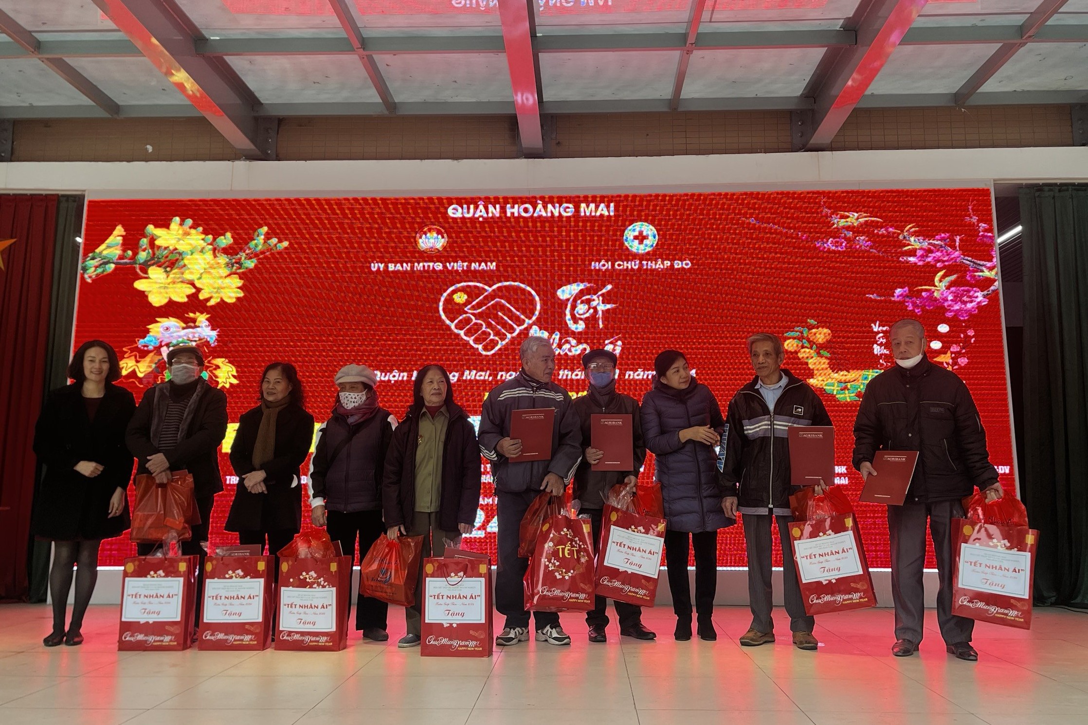 Hino Motors Vietnam representative gives gifts to people in difficult circumstances.