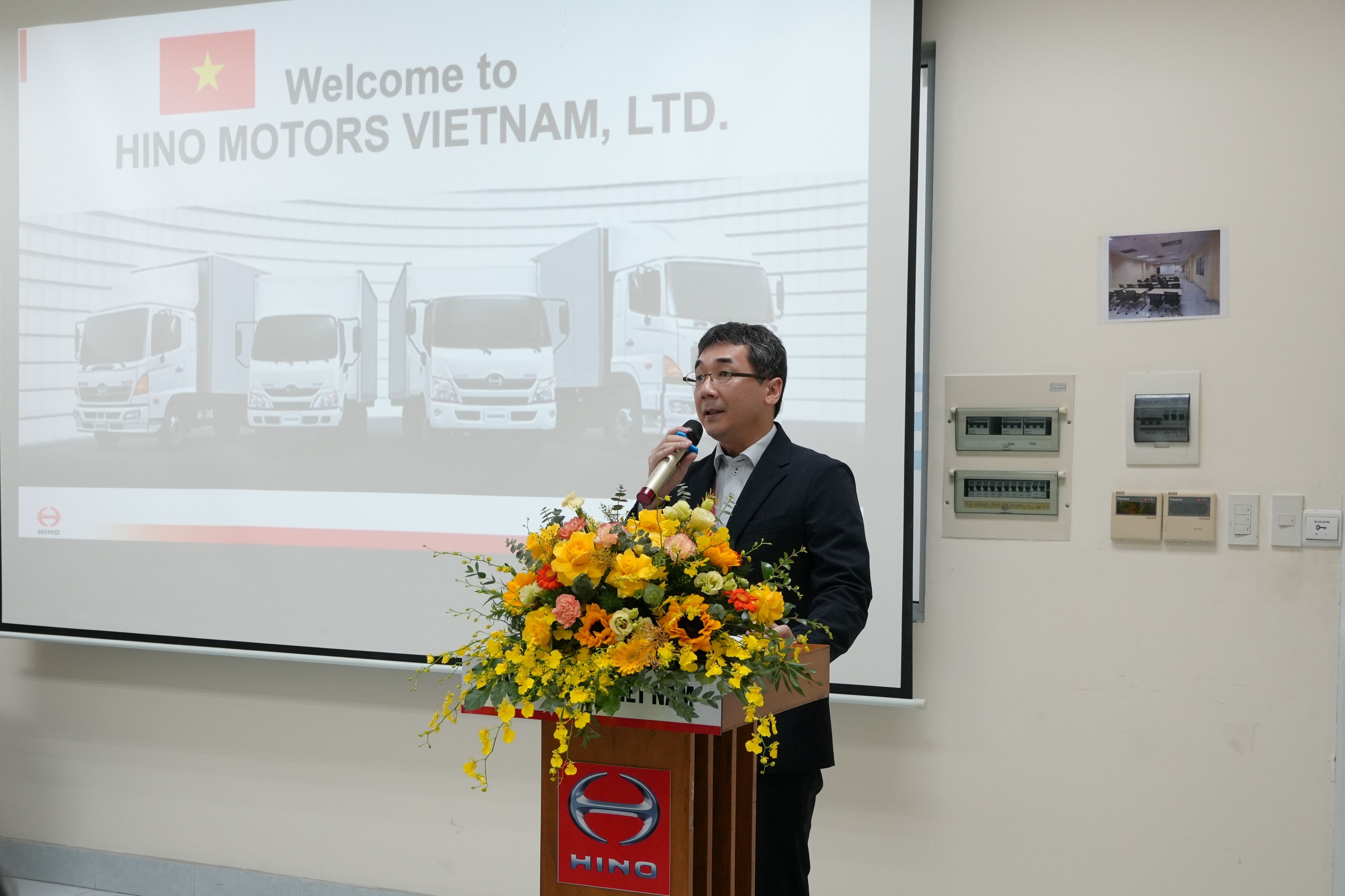 Ông Yoshio Osaka – Tổng Giám đốc Hino Motors Việt Nam phát biểu chào mừng đoàn tham quan.